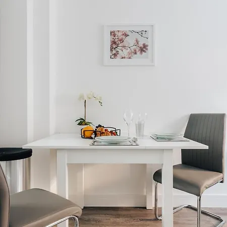 Central 2 Double Bedroom Flat With Parking-3