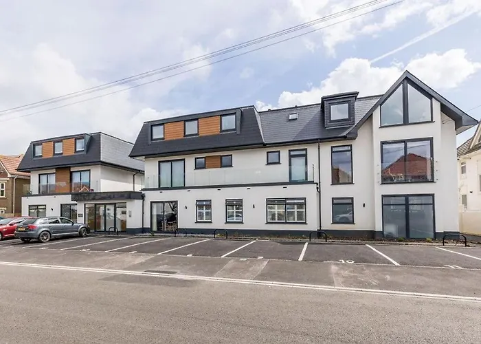 Modern 2 Bed, Cliff Top & Parking, F6