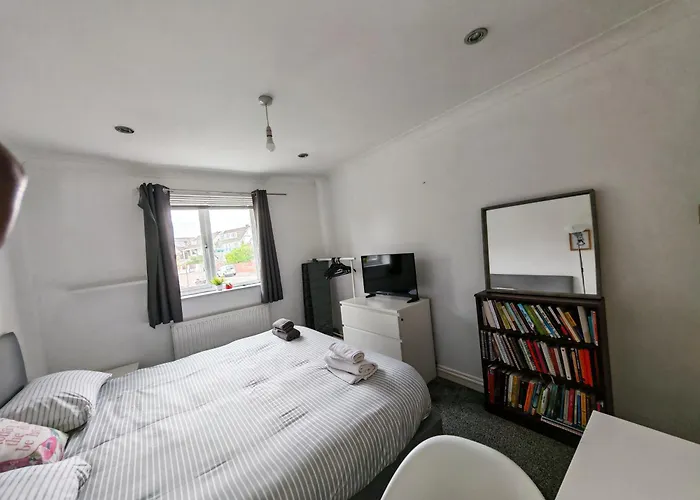 Dble Bed -Room Near Bournemouth Hospital Shared Bathroom
